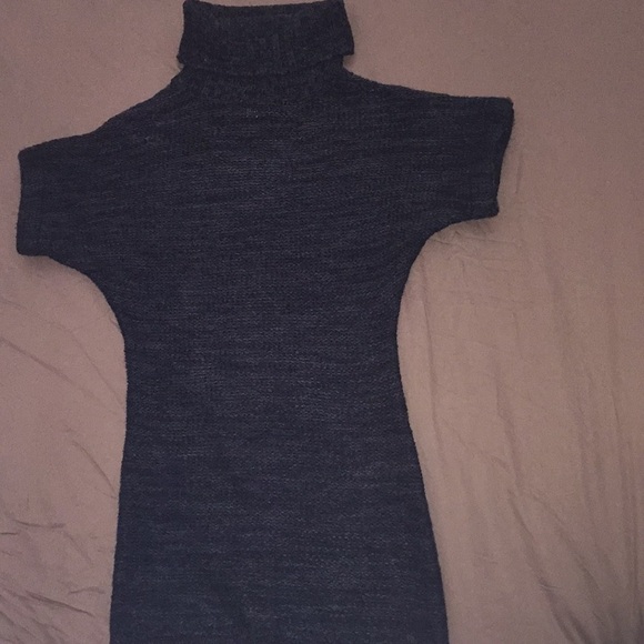 Two turtle neck long short-sleeved sweaters. - Picture 3 of 5